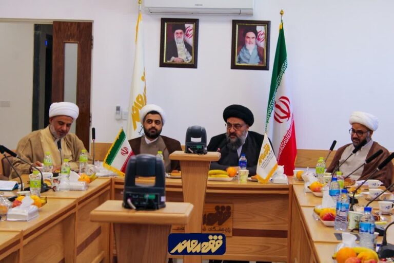 آية الله السيد مجتبى نورمفيدي مستقبلاً وفداً من أساتذة ومبلّغي العراق